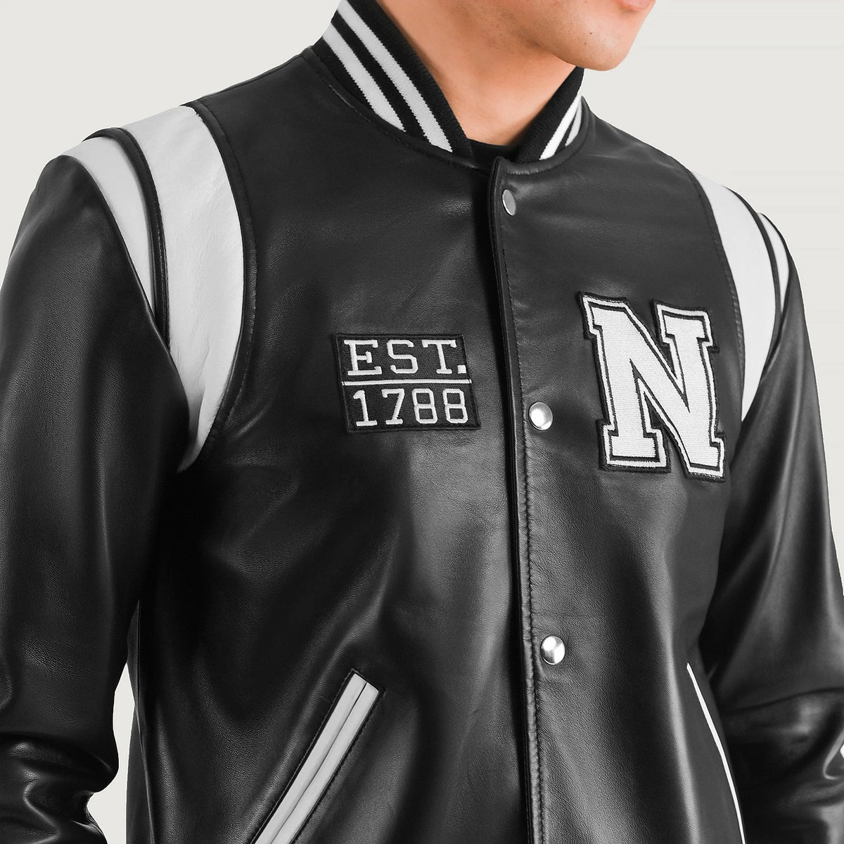 
Vue détaillée of Varsity & Snap Button Hardware on Liberte New York Noir Leather Varsity Veste en Cuir pour Homme