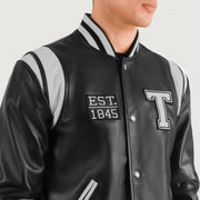 Vue détaillée of Varsity &amp; Snap Button Hardware on Liberte Texas Noir Leather Varsity Veste en Cuir pour Homme