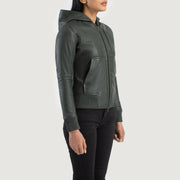 
Perspective portée de Luna Blue Hooded Leather Bomber Jacket sur modèle - Tombé naturel à la lumière du jour