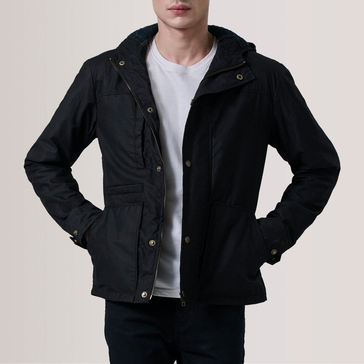 Marlo Noir Canvas Hooded Work Veste en Cuir pour Homme For Men in Black Waxed Cotton Canvas - Vue de face &amp; silhouette ajustée | Acheter en ligne