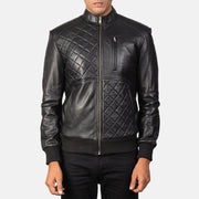 Vue détaillée of Band &amp; Zipper Hardware on Moda Black Leather Bomber Jacket