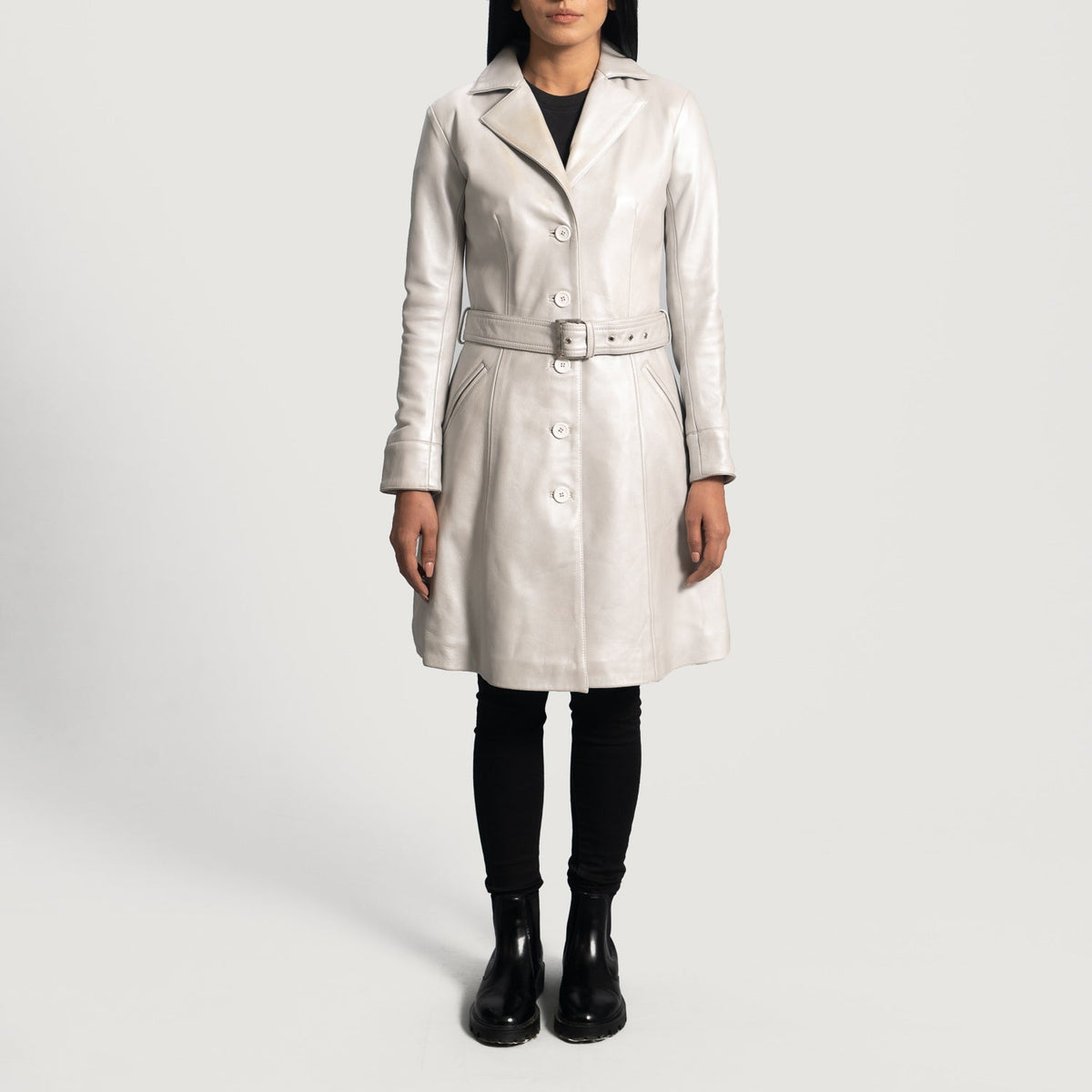 Vue détaillée of Notch &amp; Button Hardware on Women's Moonlight Silver Trench-Manteau en Cuir en Cuir pour Femme