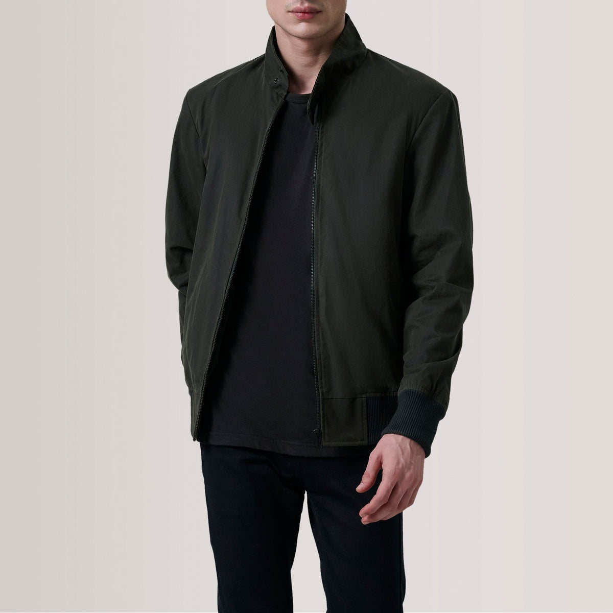 Morrison Olive Canvas Blouson Bomber en Cuir pour Homme For Men in Olive Waxed Cotton Canvas - Vue de face &amp; silhouette ajustée | Acheter en ligne