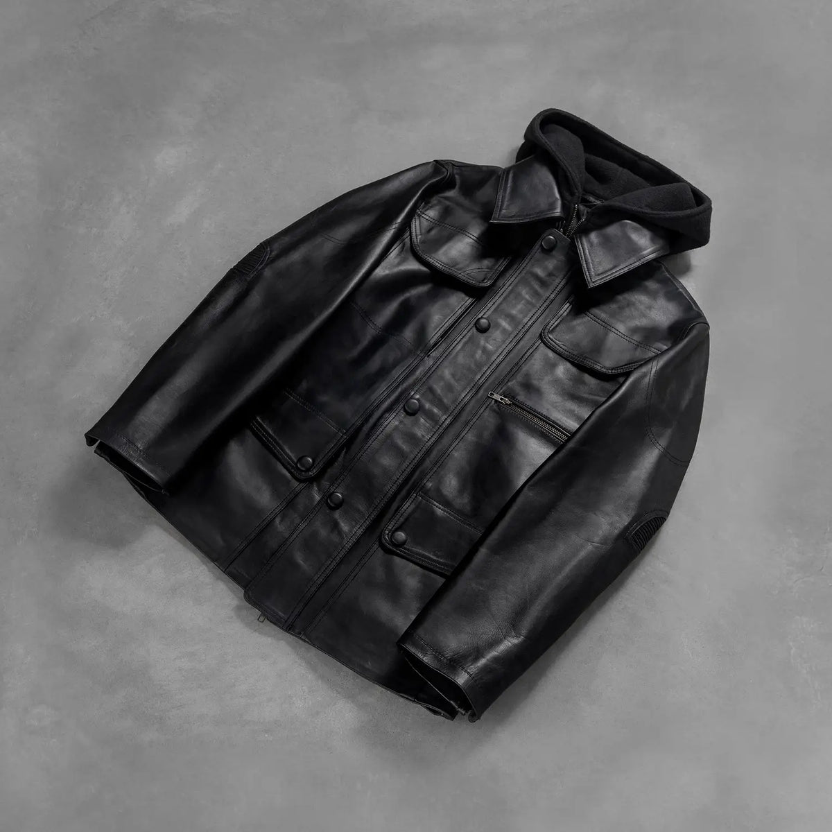 Styled Fit Perspective of Men's Moulder Hooded Noir Veste en Cuir pour Homme on Model - Natural Daylight Drape