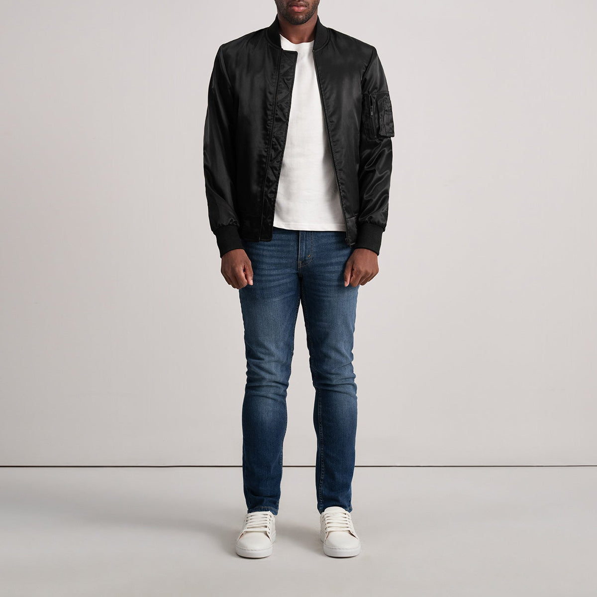 Vue détaillée of Varsity &amp; Zipper Hardware on Quinton MA-1 Noir Blouson Bomber en Cuir pour Homme
