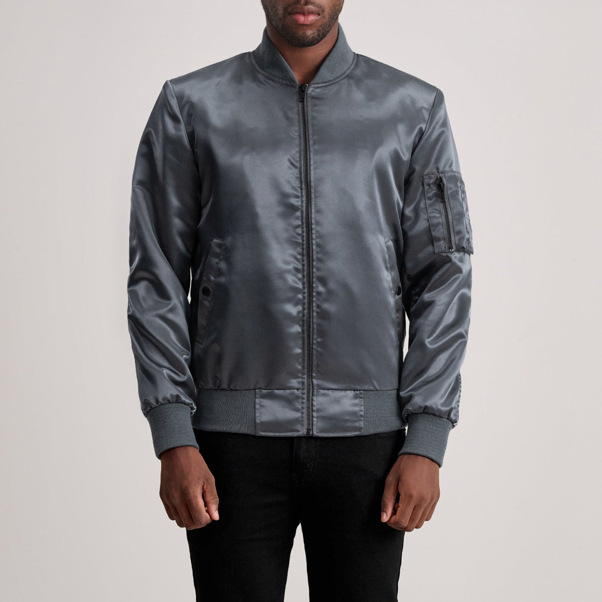 Quinton MA-1 Gris Blouson Bomber en Cuir pour Homme in Grey Satin - Vue de face &amp; silhouette ajustée | Acheter en ligne