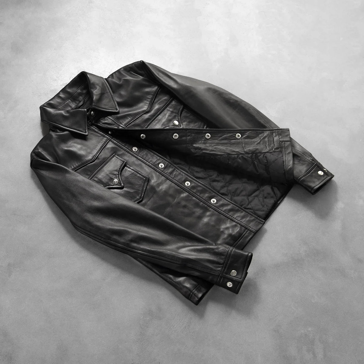 
Button & Hem Craftsmanship Construction Detail on Ranchson Noir Leather Shirt pour Homme