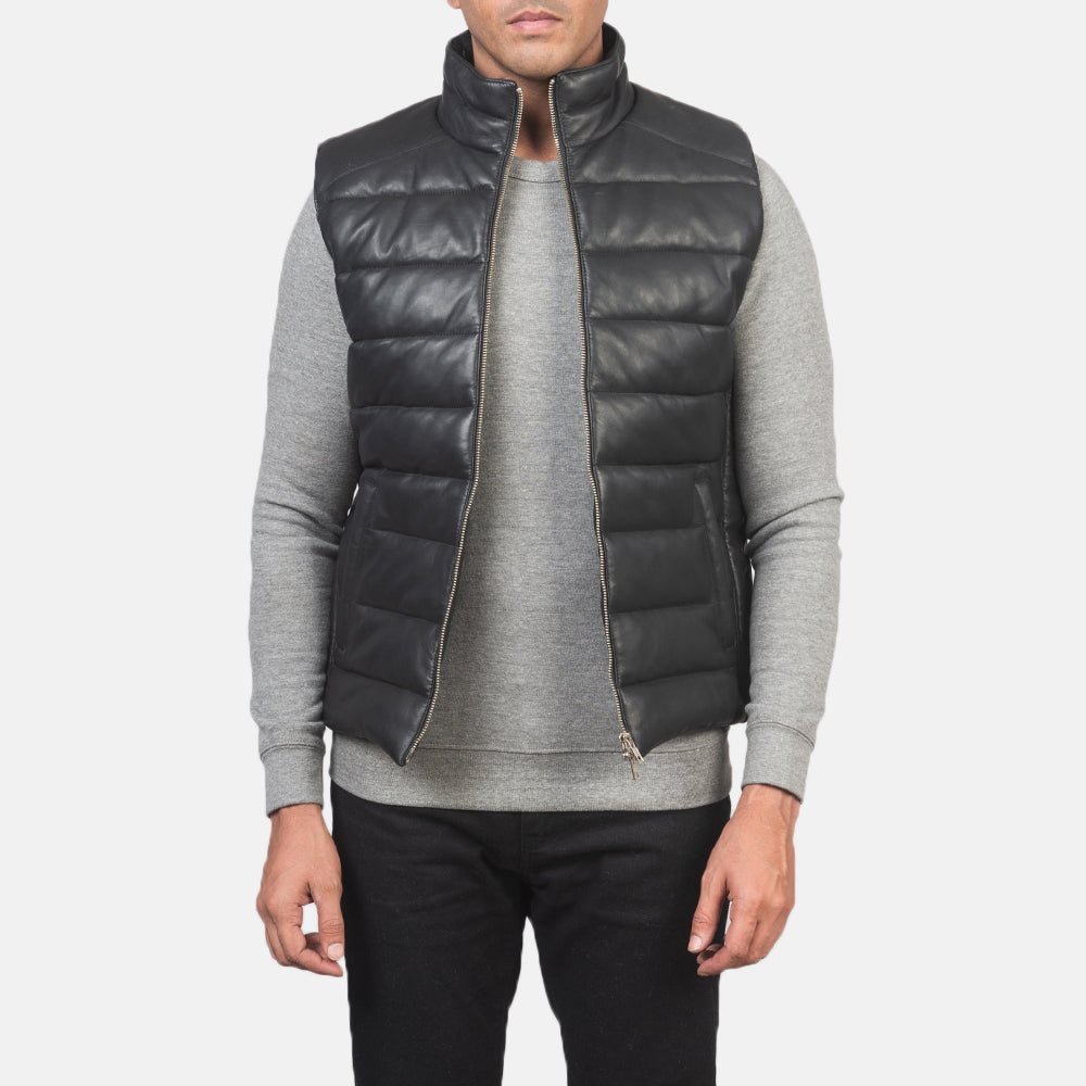 Men's Reeves Noir Leather Puffer Vest pour Homme in Black Sheepskin Leather - Vue de face &amp; silhouette ajustée | Acheter en ligne