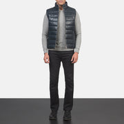 
Reeves Bleu Leather Doudoune sans manches pour Homme - Vue de profil mettant en valeur la coupe de manche ergonomique