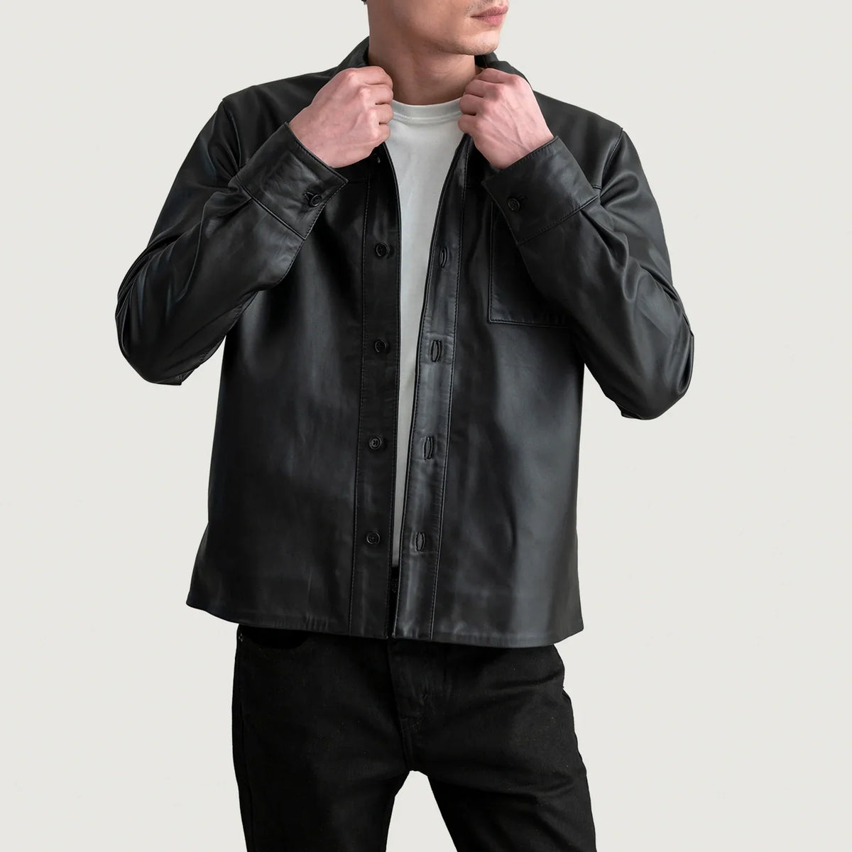 
Scout Noir Leather Shirt pour Homme in Black Sheepskin Leather - Vue de face & silhouette ajustée | Acheter en ligne
