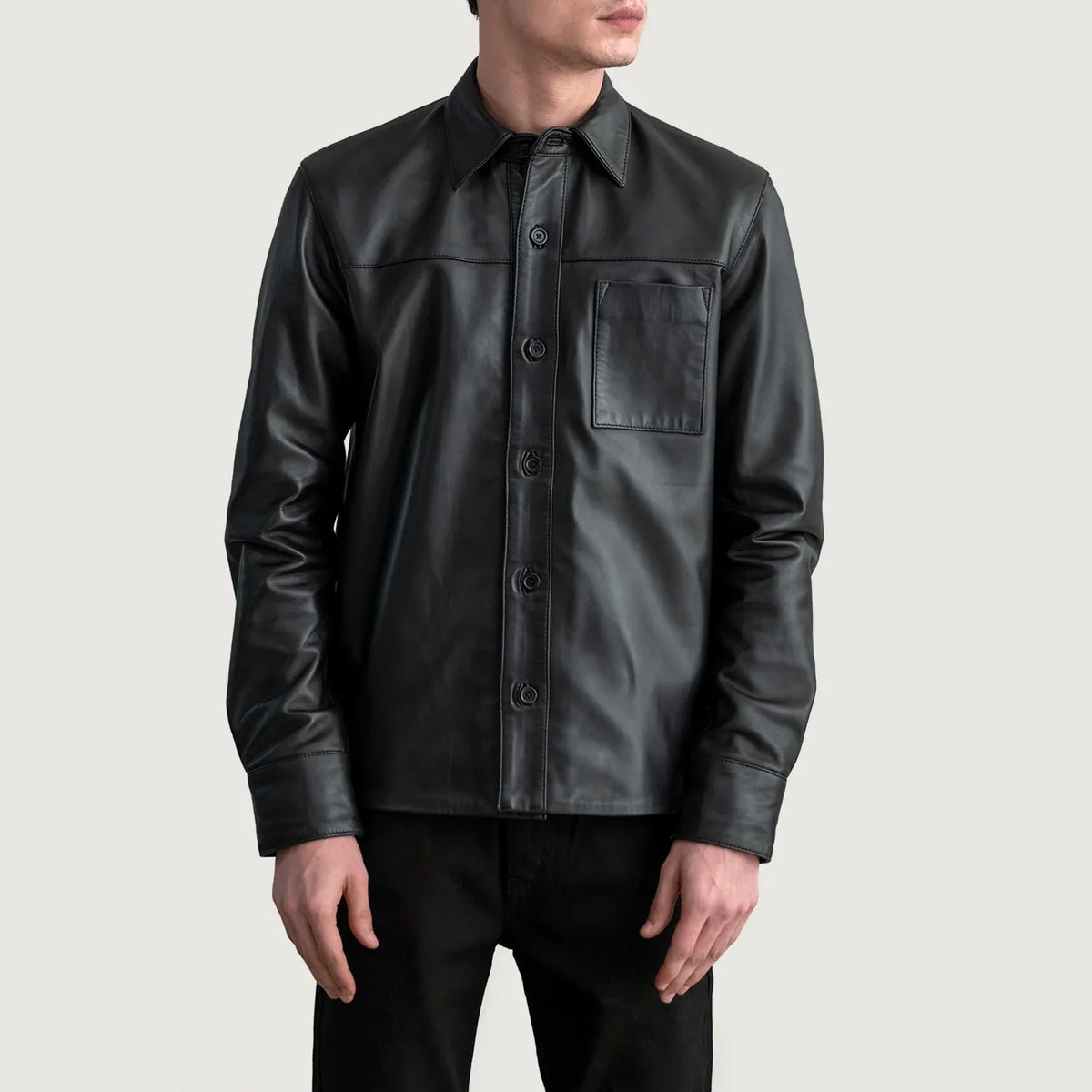 
Scout Noir Leather Shirt pour Homme - Vue de profil mettant en valeur la coupe de manche ergonomique