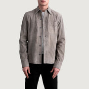 
Scout Gris Suede Leather Shirt pour Homme in Grey Goatskin Suede - Vue de face & silhouette ajustée | Acheter en ligne