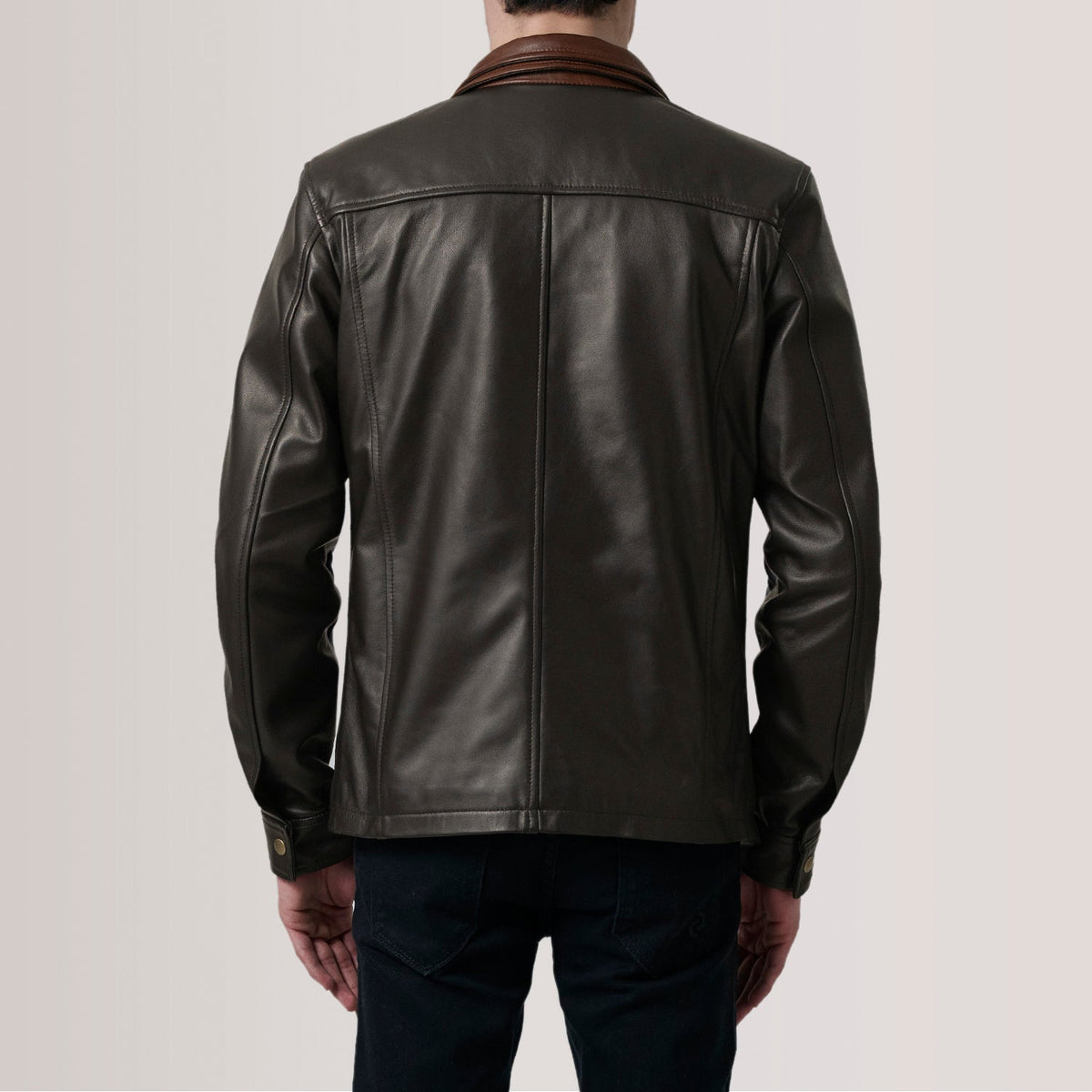 
Gros plan sur le col chemise et les zips métalliques de Sean Marron Leather Classic Veste en Cuir pour Homme For Men