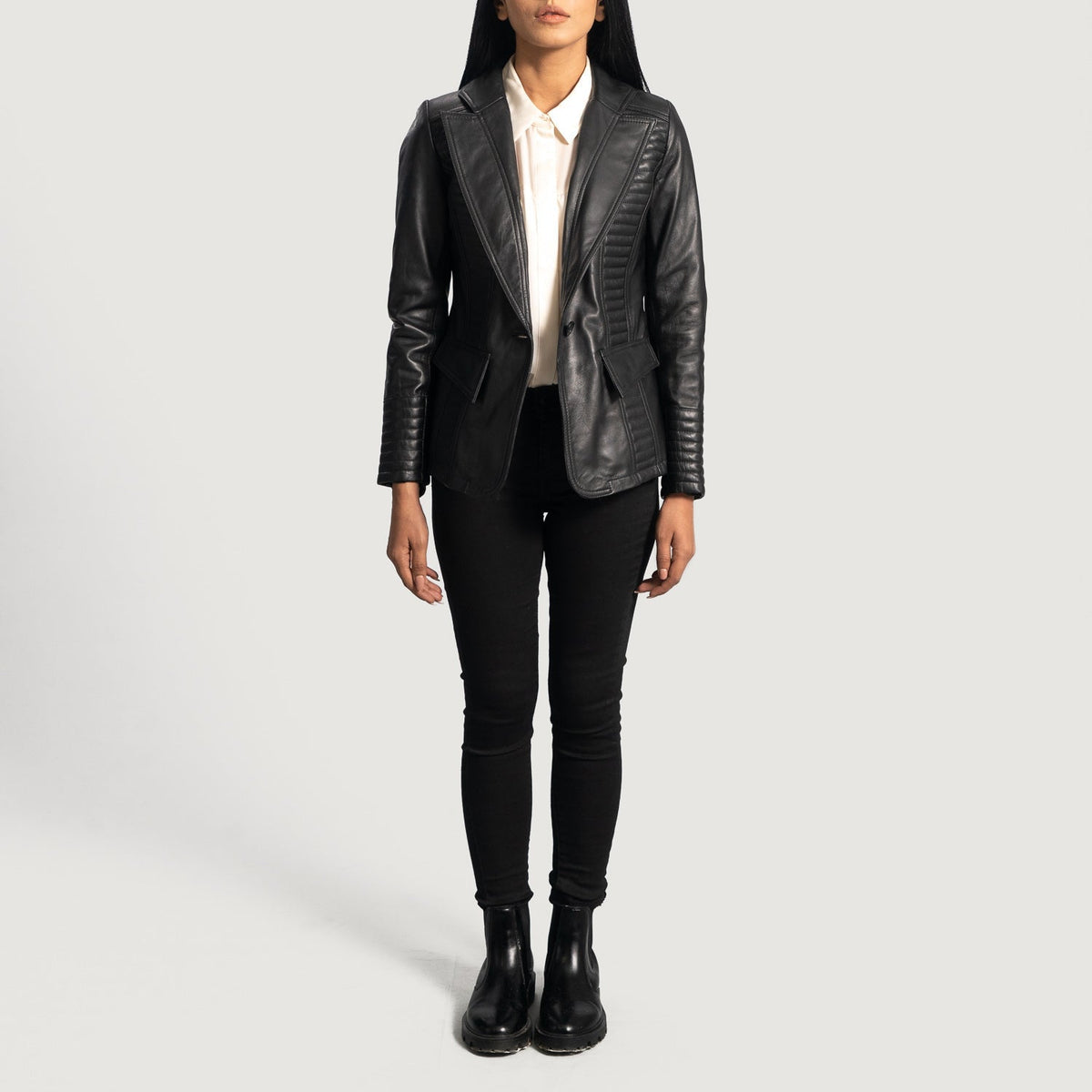 Vue détaillée of Notch &amp; Button Hardware on Women's Selina Noir Blazer en Cuir en Cuir pour Femme