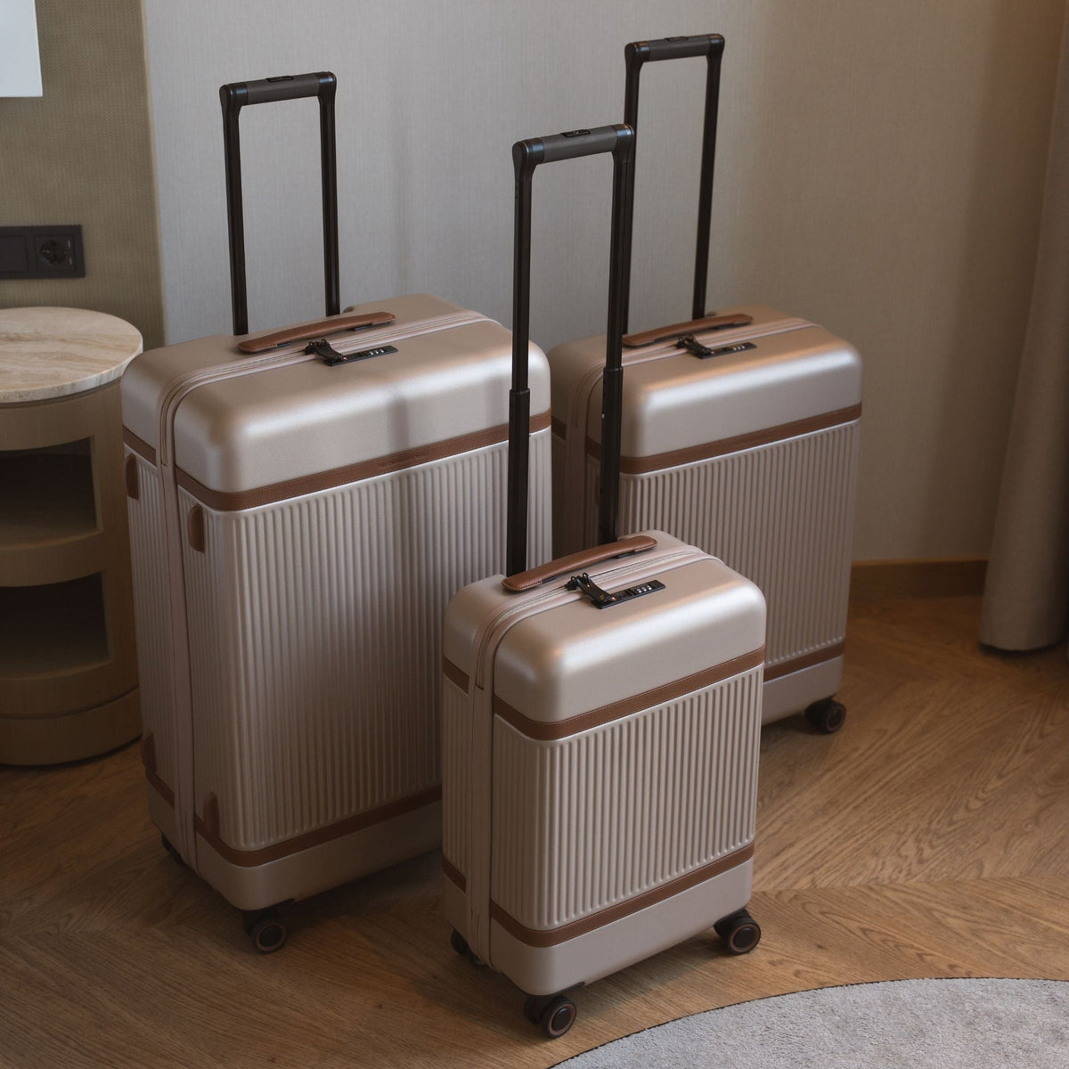 Hand Luggage Suitcase Front Pocket Zuna - Vue de profil avec coupe de manche ergonomique