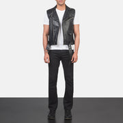 
Sullivan Noir Leather Biker Vest pour Homme - Vue de profil mettant en valeur la coupe de manche ergonomique