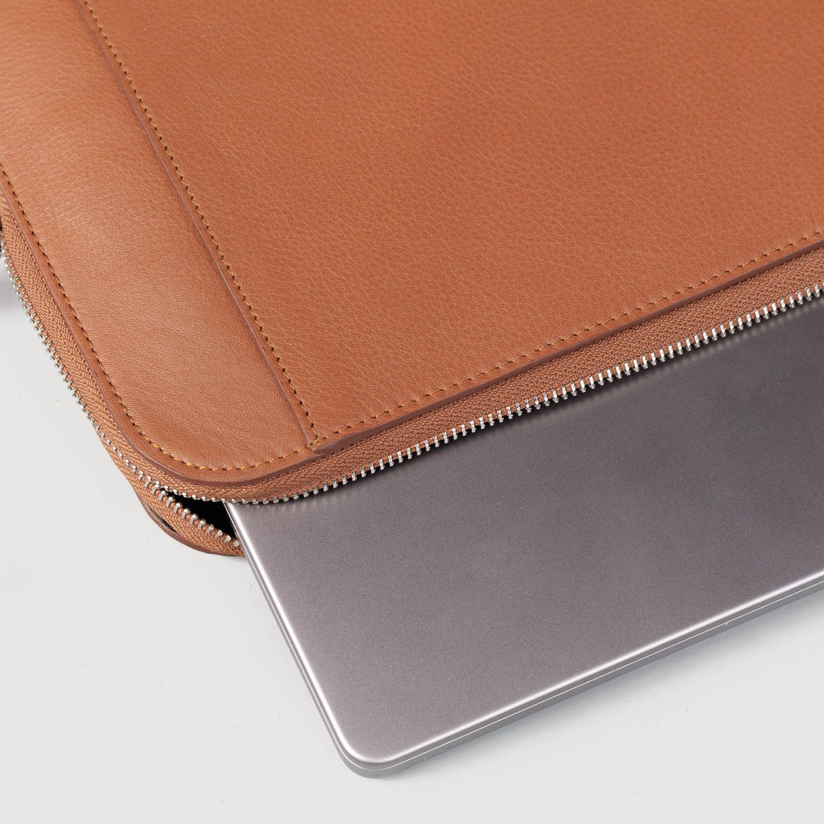 
Vue détaillée of Classic Collar & Heavy-Duty Zipper Hardware on The Baxter Brown Leather Laptop Sleeve For Men & Women