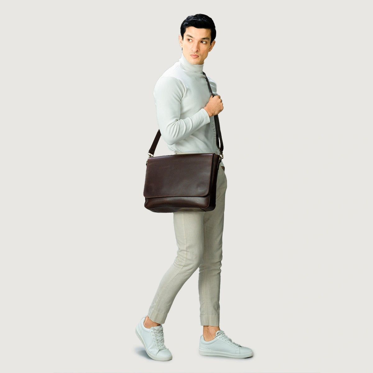 
Vintage Brown Full-Grain Leather Messenger Bag - Perspective arrière montrant les bretelles en cuir renforcées