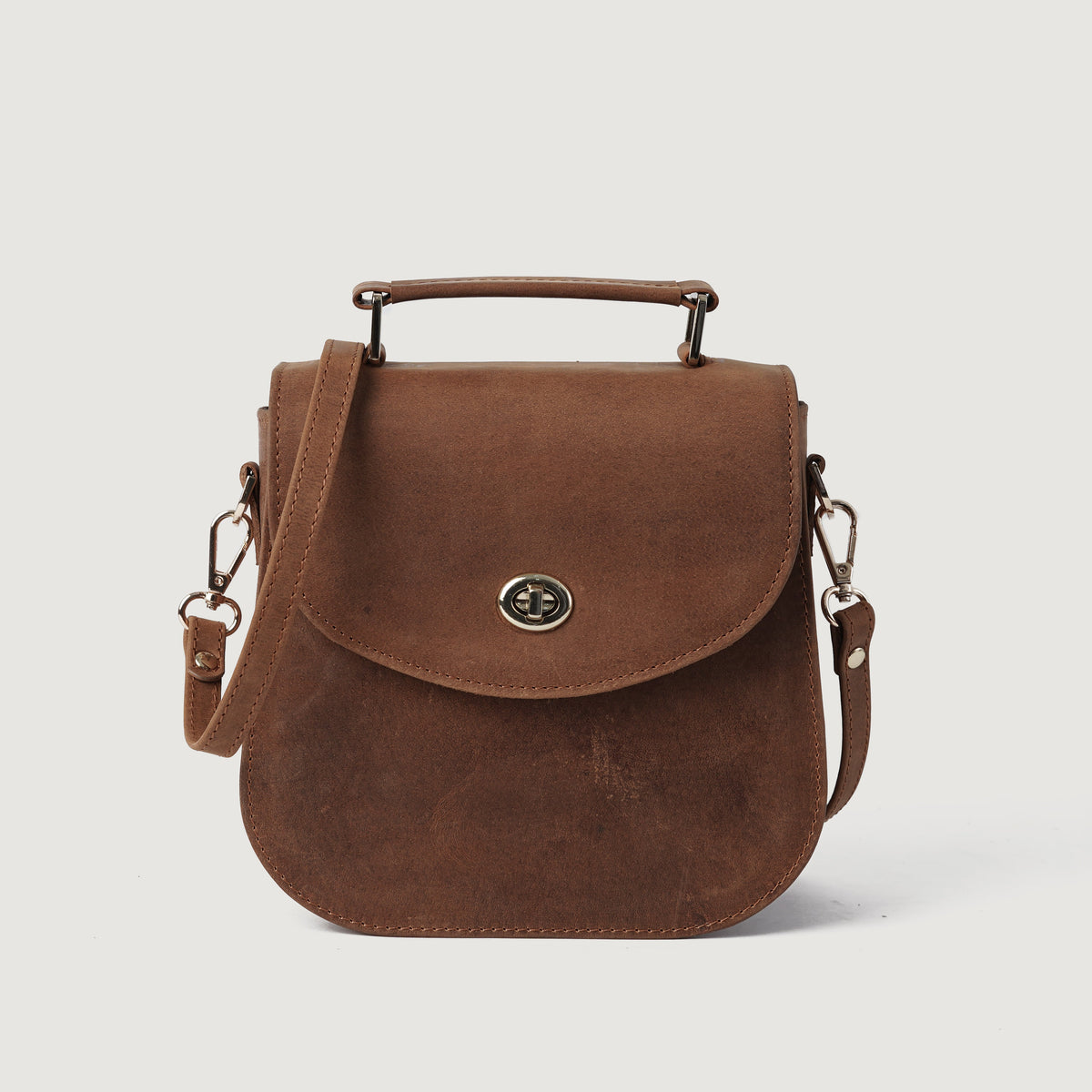 
The Sandra Vintage Camel Leather Saddle Bag For Women in Tan Full Grain Naturally Milled Cowhide Leather. - Full Exterior Vue de face & silhouette ajustée | Acheter en ligne