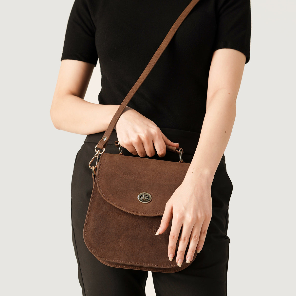 
Solid Antique Brass Hardware & Heavy-Duty Dual Zipper Detail on The Sandra Vintage Camel Leather Saddle Bag For Women