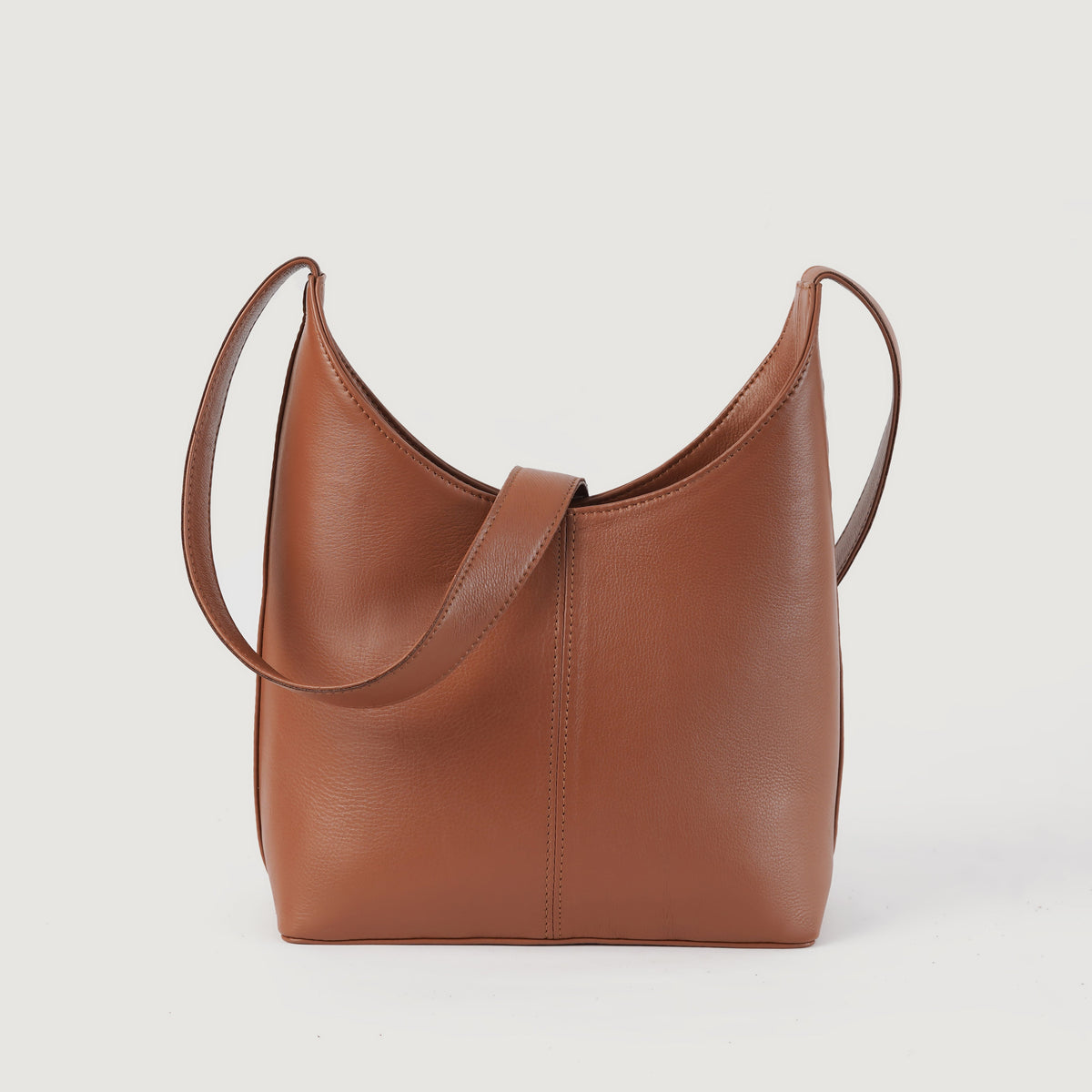 
The Stefani Brown Leather Hobo Bag For Women in Brown Full-Grain Leather - Vue de face & silhouette ajustée | Acheter en ligne