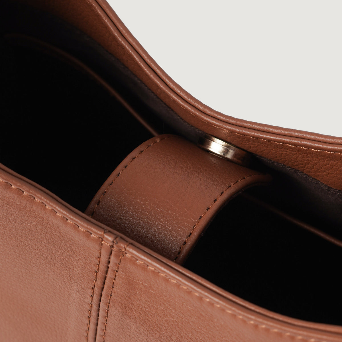 
Perspective portée de The Stefani Brown Leather Hobo Bag For Women sur modèle - Tombé naturel à la lumière du jour