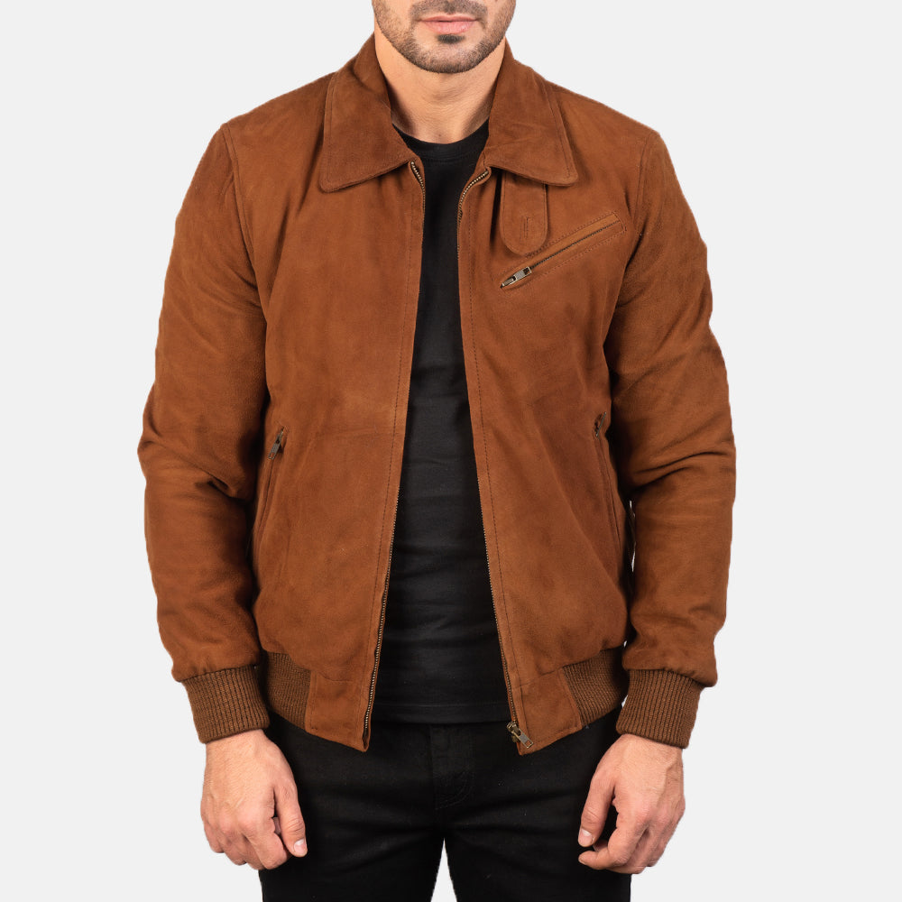 Men's Tomchi Camel Suede Veste en Cuir pour Homme in Brown Goatskin Suede - Vue de face &amp; silhouette ajustée | Acheter en ligne