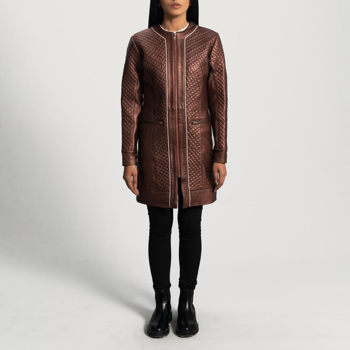 
Trudy Lane Matelassé Bordeaux Manteau en Cuir pour Femme - Vue de profil mettant en valeur la coupe de manche ergonomique