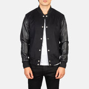 Men's Vaxton Noir Hybrid Varsity Veste en Cuir pour Homme in Black Sheepskin Leather - Vue de face &amp; silhouette ajustée | Acheter en ligne