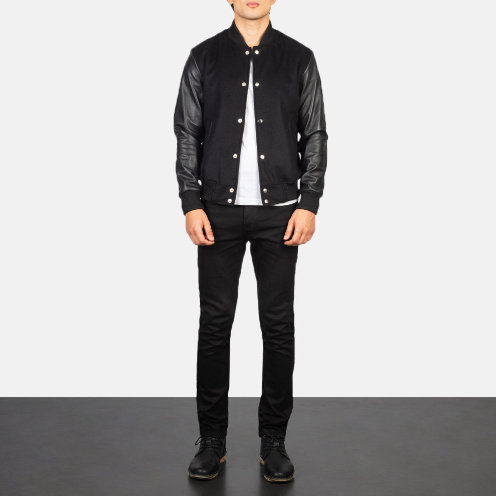 Men's Vaxton Noir Hybrid Varsity Veste en Cuir pour Homme - Vue de profil avec coupe de manche ergonomique