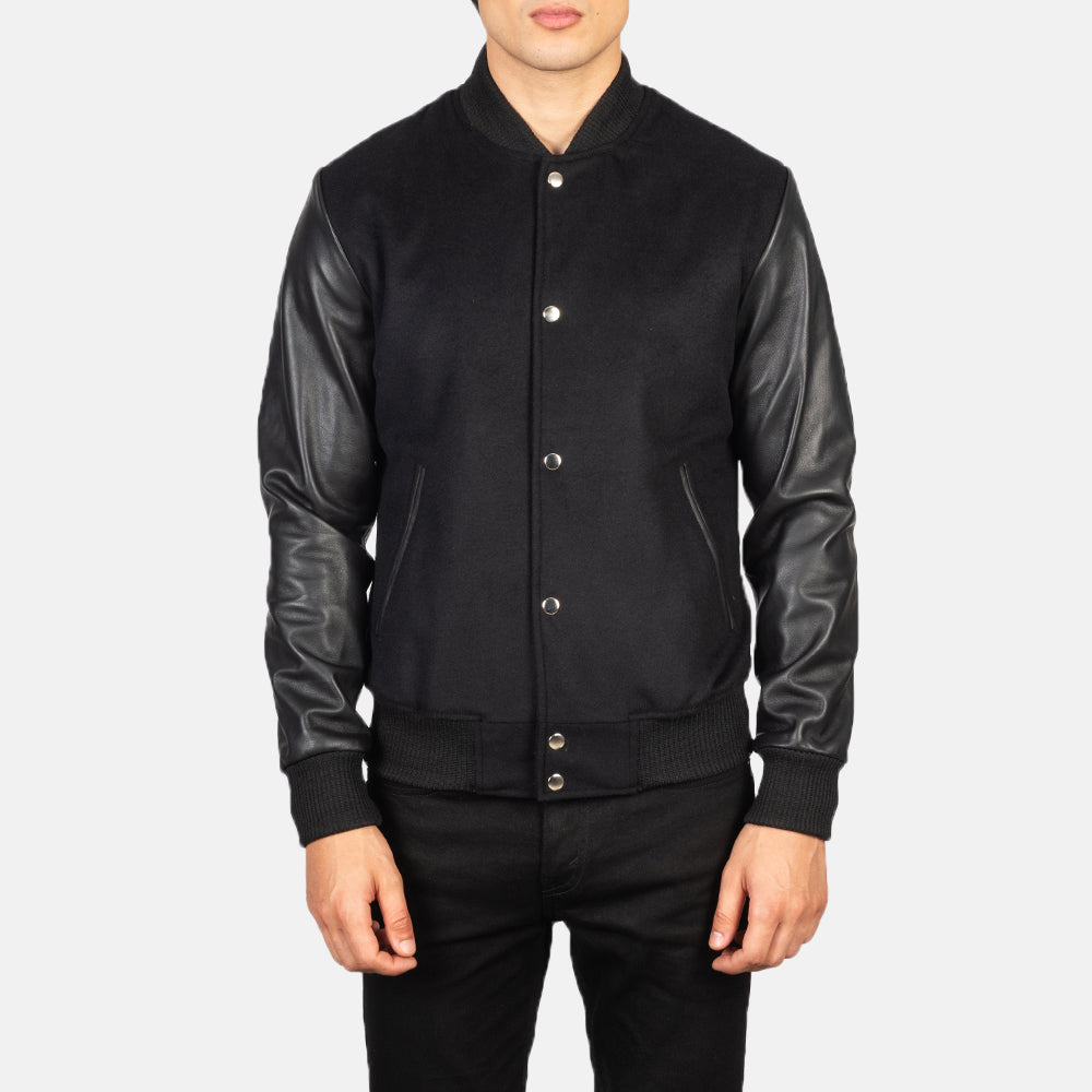 Vue détaillée of Varsity &amp; Snap Buttons Hardware on Men's Vaxton Noir Hybrid Varsity Veste en Cuir pour Homme