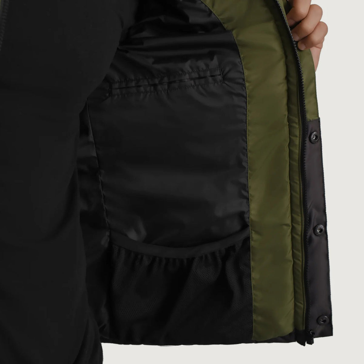 
Black + Green Full-Grain Leather Hooded Jacket - Vue arrière montrant la carrure ajustée et l'ourlet net