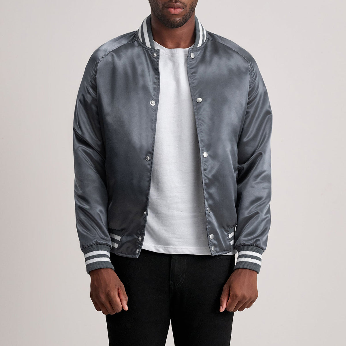 Xander Gris Varsity Veste en Cuir pour Homme - Vue de profil avec coupe de manche ergonomique