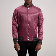 Xander Bordeaux Varsity Veste en Cuir pour Homme in Maroon Satin - Vue de face &amp; silhouette ajustée | Acheter en ligne
