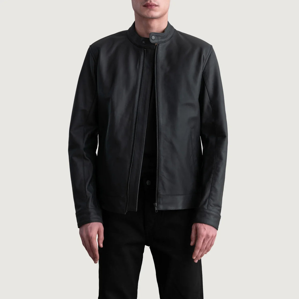 Zen Matte Noir Veste Motard en Cuir pour Homme in Matte Black Cowhide Leather - Vue de face &amp; silhouette ajustée | Acheter en ligne