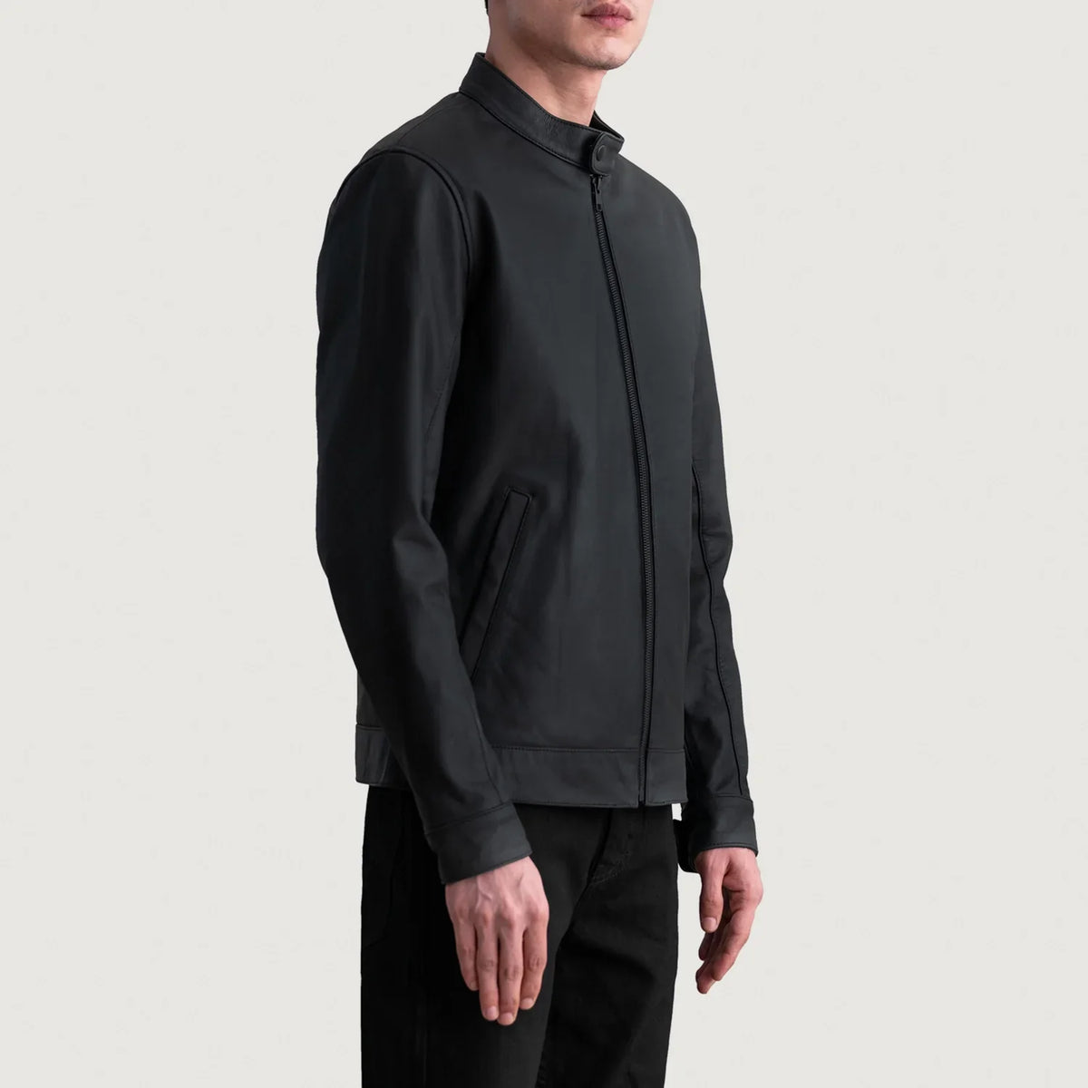 Matte Black Cowhide Leather Biker Jacket - Vue de dos avec coupe ajustée aux épaules &amp; ourlet soigné
